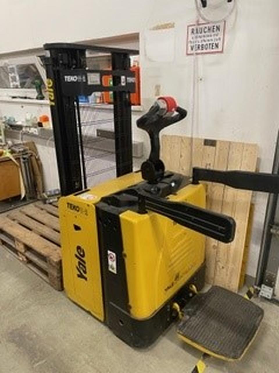 Forklifts and Cranes/Fork-lift truck